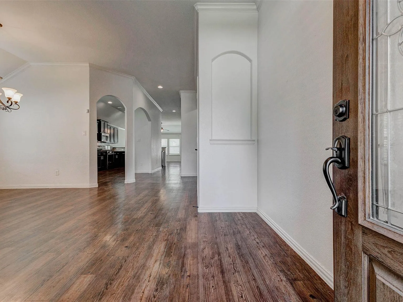 4 bed, 2.0 bath, 2095 sqft, $2,200 — Photo 2