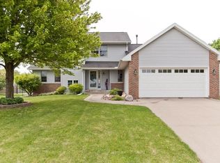 1225 Lyndhurst Dr, Hiawatha, IA 52233