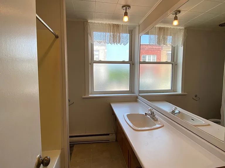 32 Grand River St N #C — Photo 11