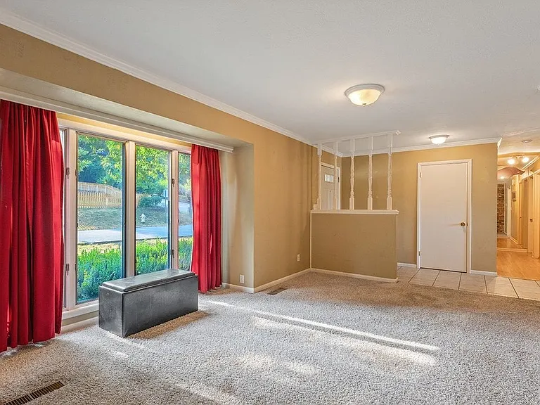 476 N Oliver Ave — Photo 3