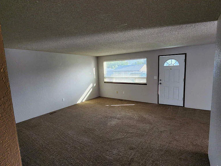 470 W Ridgeway Ave — Photo 2