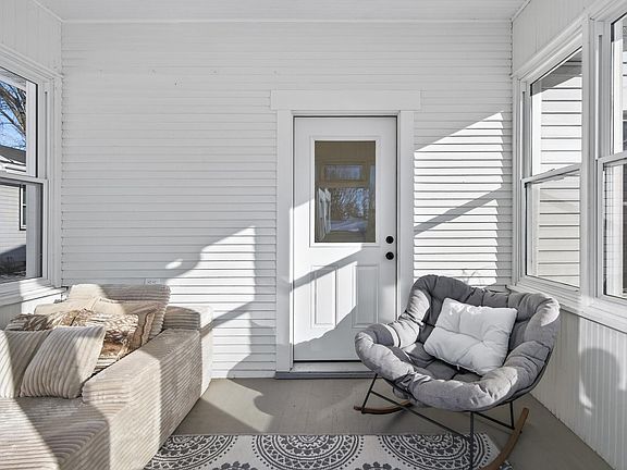 4th image of 306 N Division St