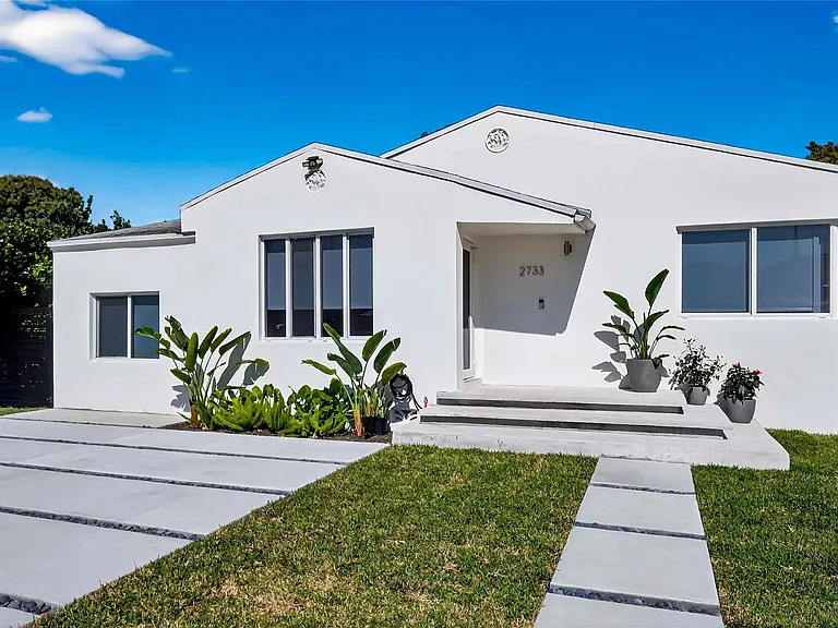 2733 SW 15th St — Photo 3