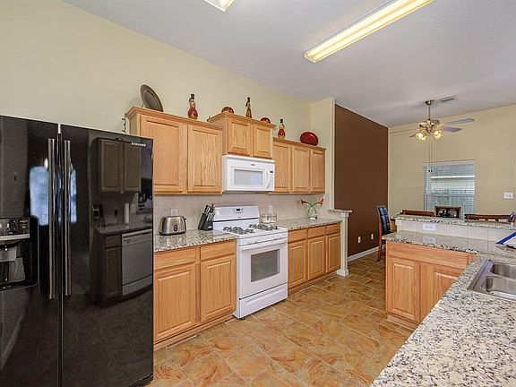 GORGEOUS kitchen. The chef in the family has plenty of space to work in here.