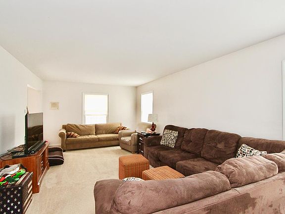 2nd image of 1050 Toulon Ave