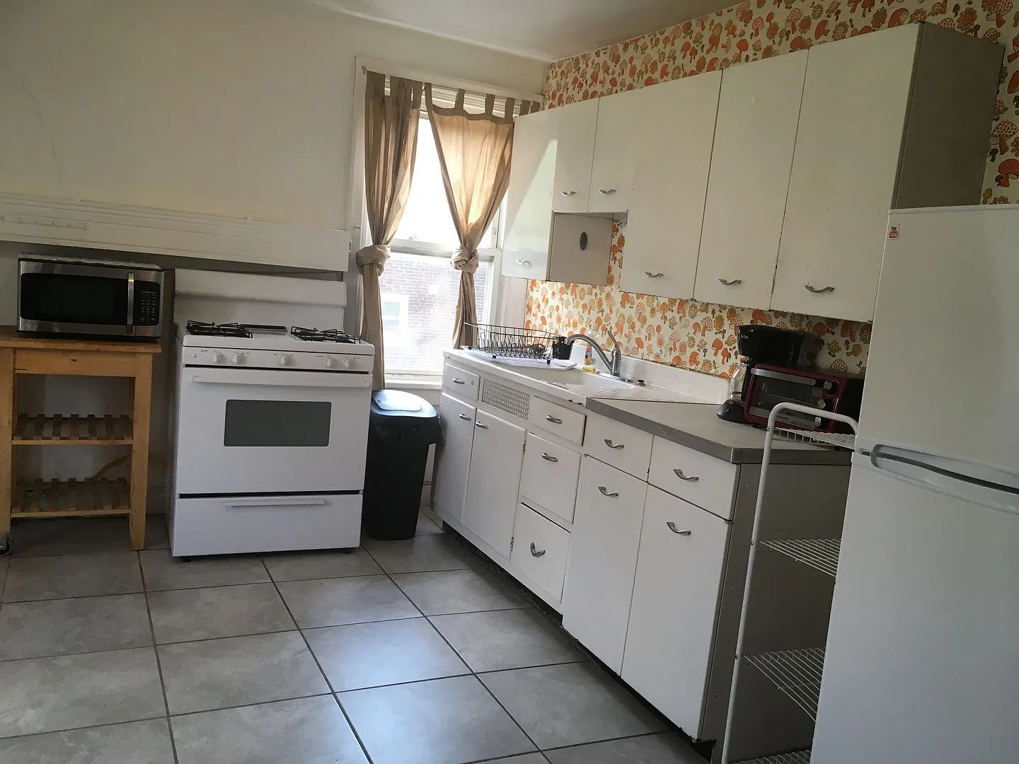 3 bed, 1.0 bath, $1,195 — Photo 2