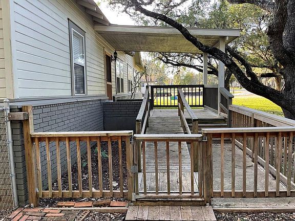 4th image of 2505 Drew Ln #A