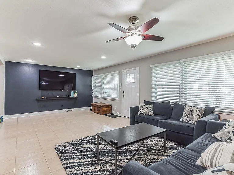 105 Water Dr — Photo 3