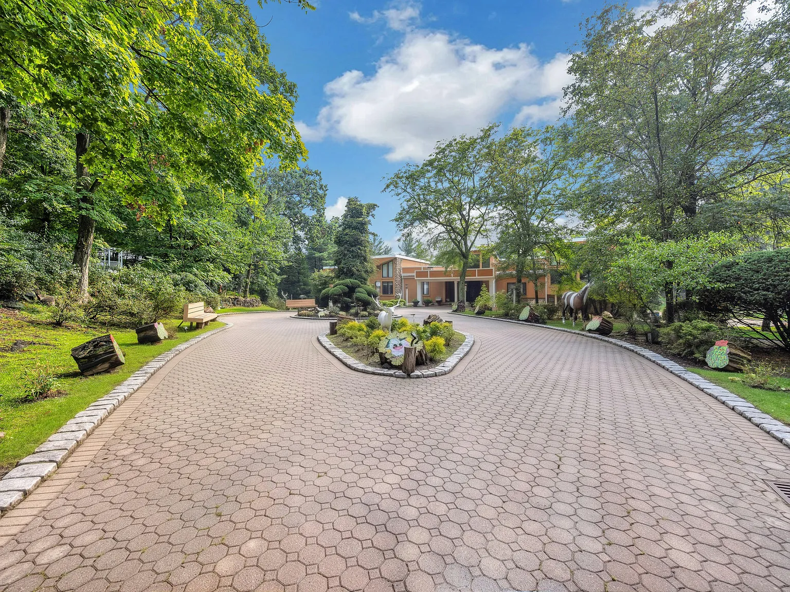 8 bed, 10000 sqft, $36,000 — Photo 2