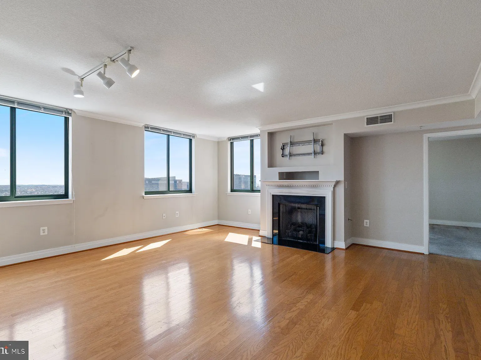 2 bed, 1089 sqft, $2,600 — Photo 4