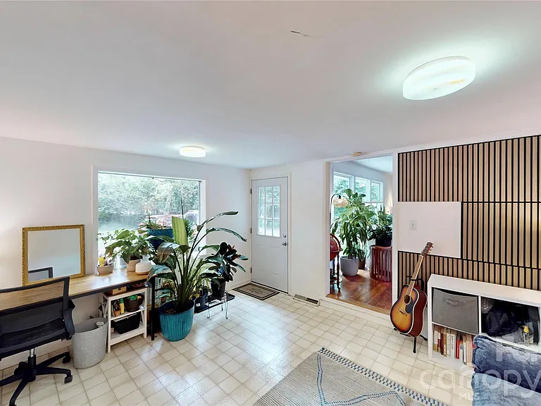 1136 E Woodlawn Rd — Photo 8