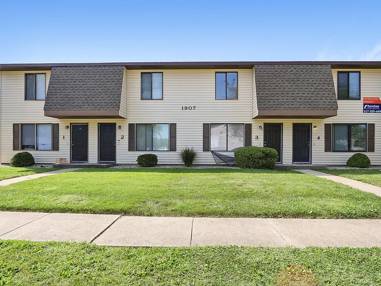 1907 Nancy Ct — Photo 1