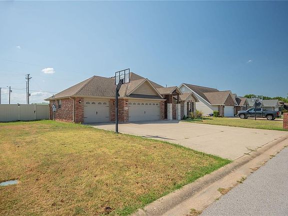 2nd image of 3017 Fairway Cir