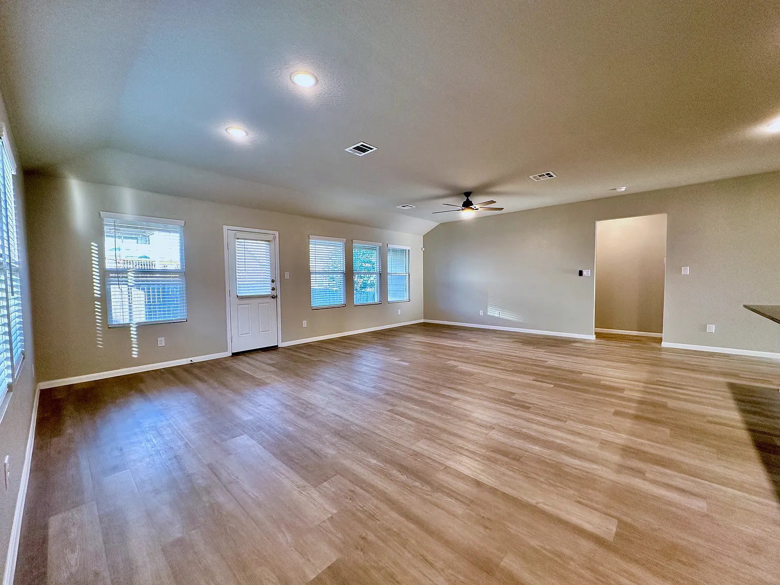 4 bed, 2293 sqft, $2,745 — Photo 4