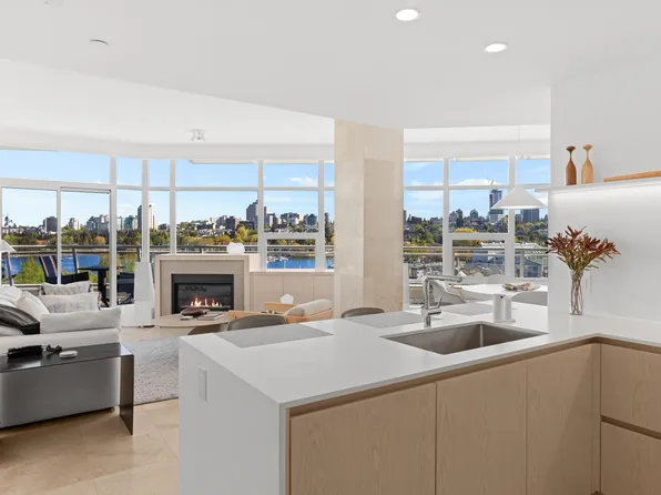 628 Kinghorne Mews #701, Vancouver, BC V6Z 3H6