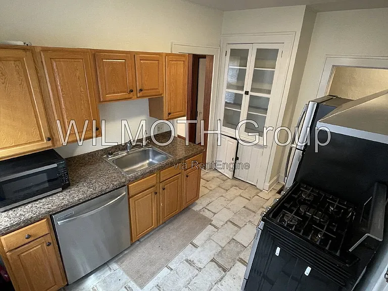 537 E 11th St #1 — Photo 7