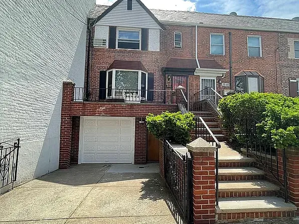 25-63 43rd St, Astoria, NY 11103