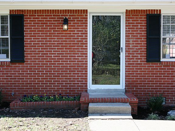 5th image of 512 Woodbury St
