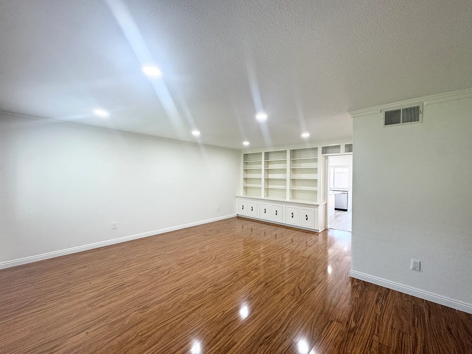 3 bed, 2.5 bath, 1496 sqft, $3,850 — Photo 4