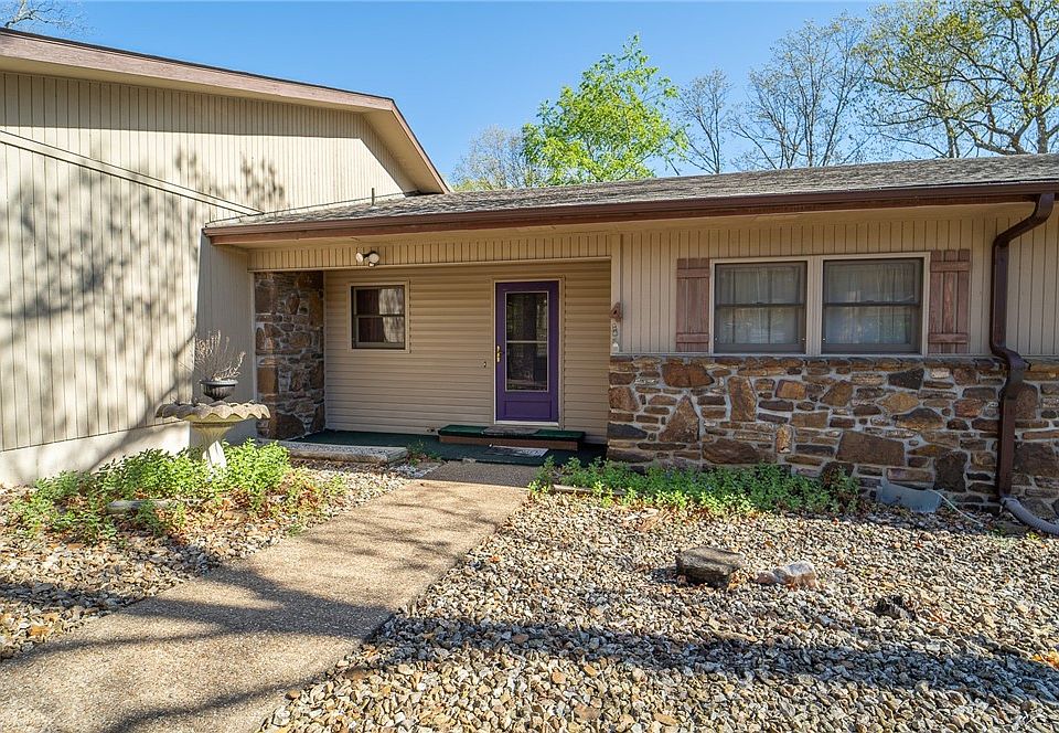 1st image of 4 Gretchen Ln