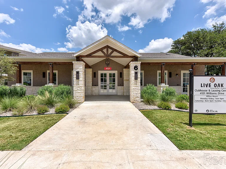 Live Oak — Photo 19