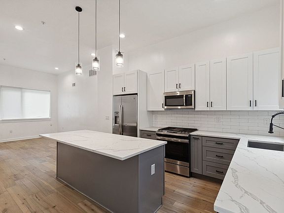 5th image of 2219 N Hope St