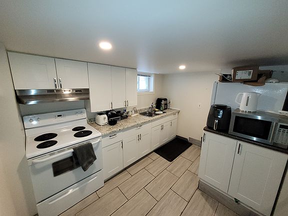 3rd image of 1171 King St W Room 2