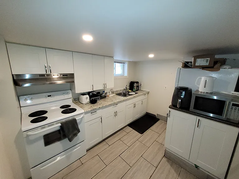 1171 King St W #2 — Photo 3