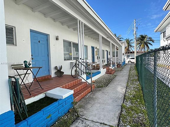 4th image of 8135 Crespi Blvd