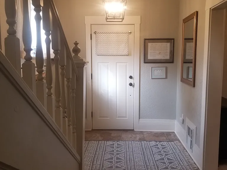 601 E Columbia St — Photo 5
