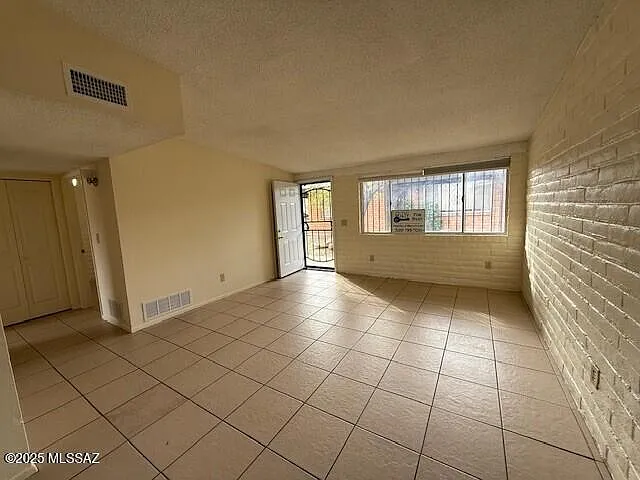 1655 N Mountain View Ave — Photo 2