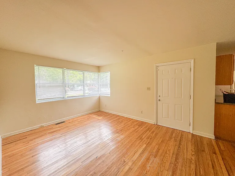 1666 Mayhew St — Photo 4