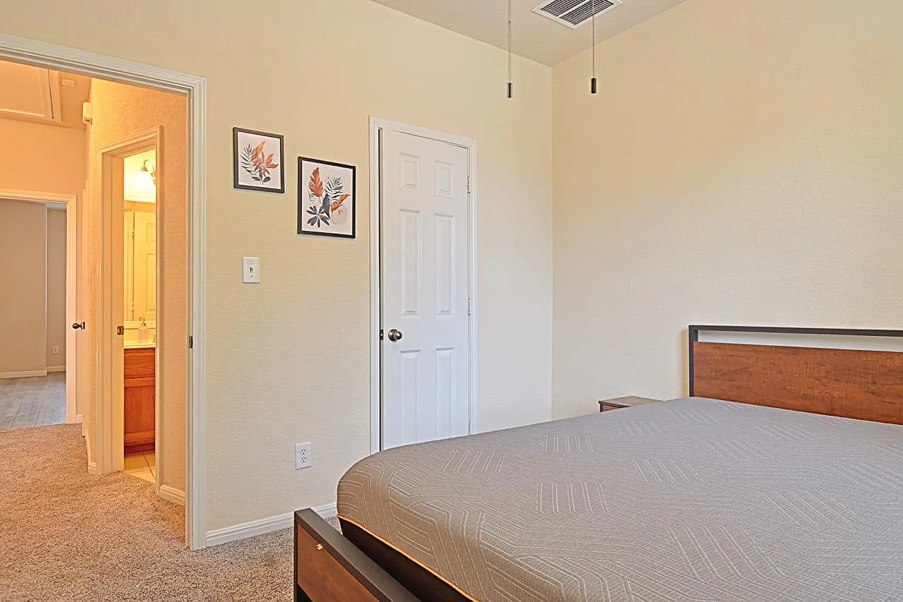 4 bed, 3.0 bath, 2165 sqft, $884 — Photo 2