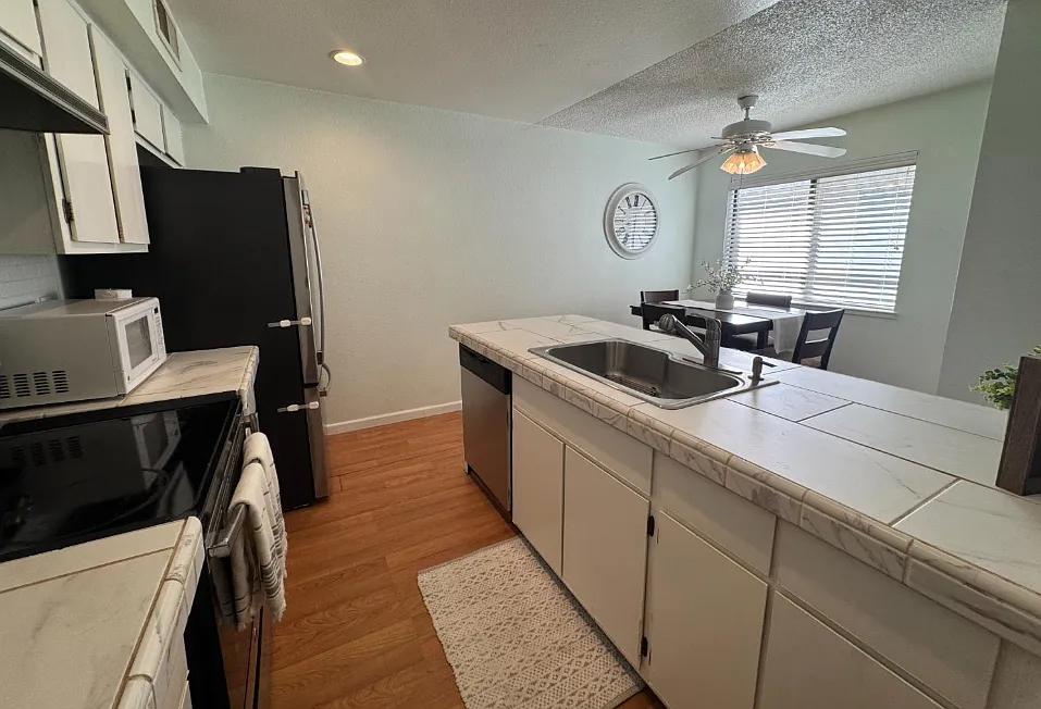 2 bed, 956 sqft, $2,200 — Photo 4