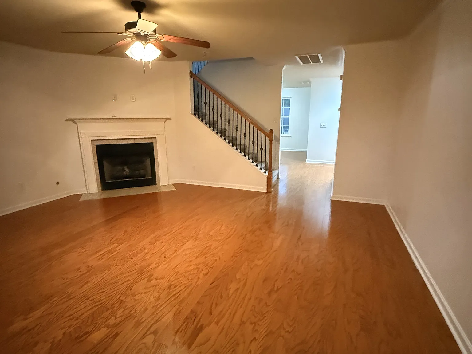 4 bed, 2.5 bath, 2516 sqft, $2,600 — Photo 3