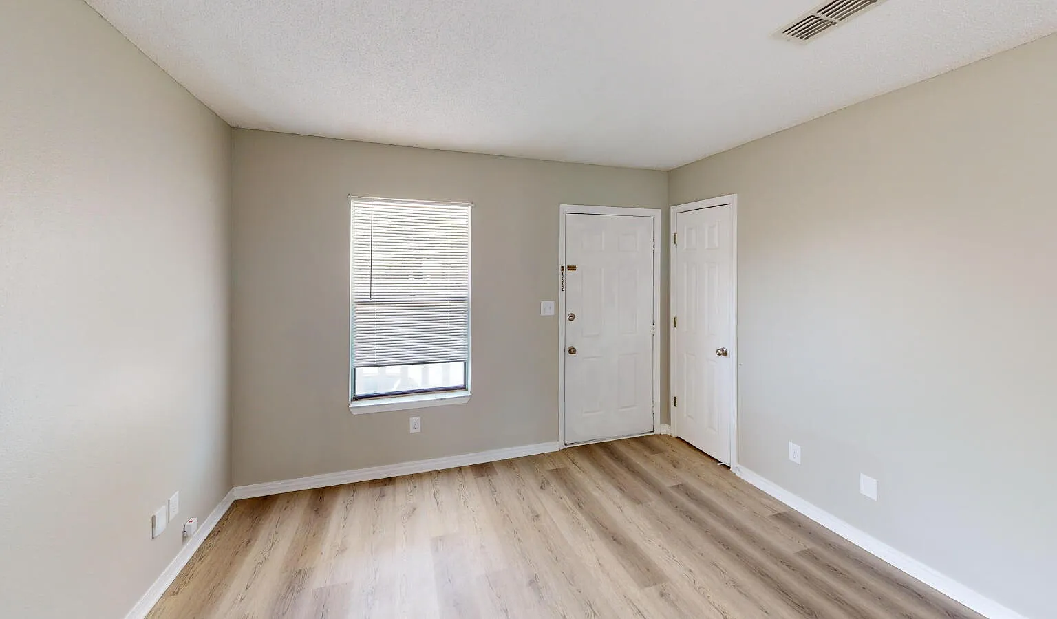 2 bed, 1.0 bath, 877 sqft, $1,400 — Photo 3