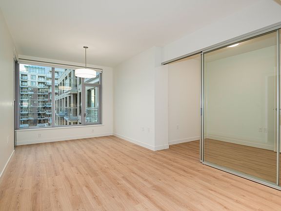 4th image of 755 Harbourside Dr #526