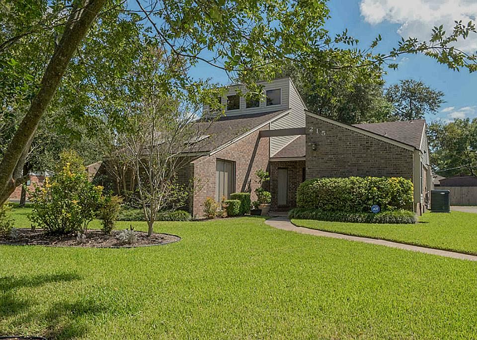 1st image of 215 Pin Oak Dr