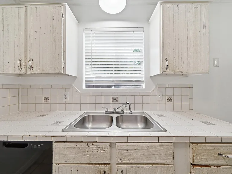 1913 Denfield Dr — Photo 11