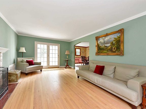 5th image of 111 Meadow St