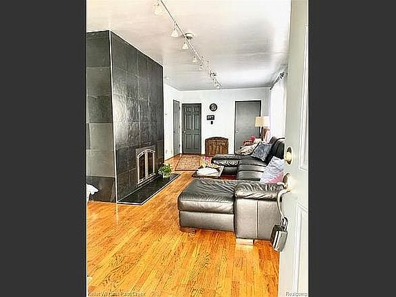 4th image of 2221 Bernard St