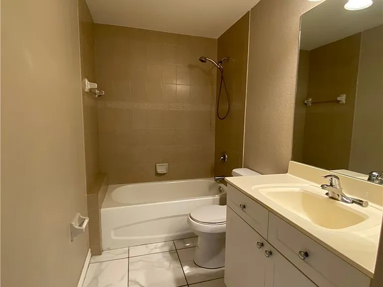 306 NE 14th Terrace Cpe — Photo 8