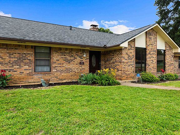 5th image of 302 Cheryl St