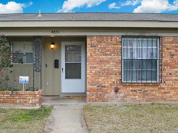 3rd image of 4831 Creekmoor Dr