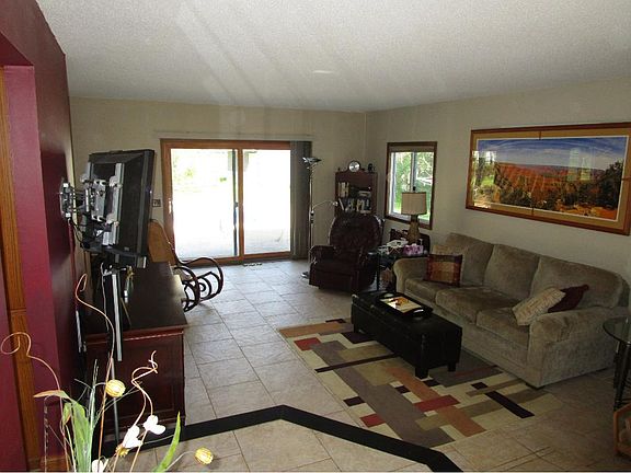 5th image of 590 Queenan Ave N