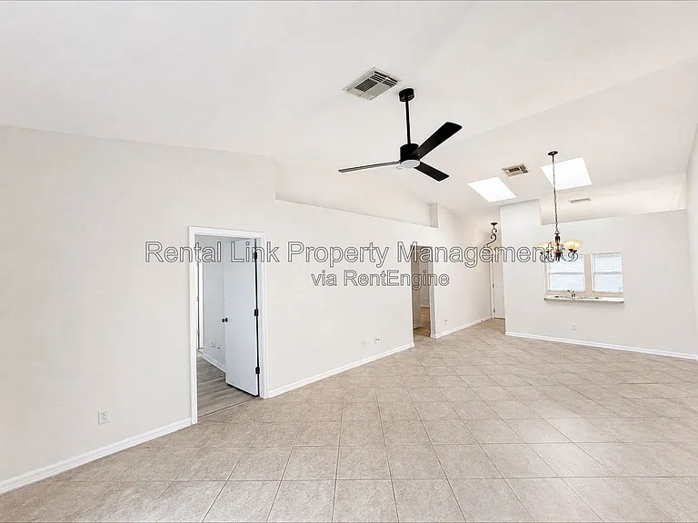 320 SW 3rd Pl #3 — Photo 4