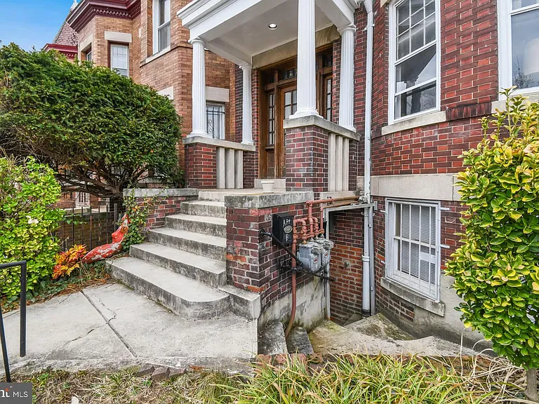 1118 Girard St NW #B — Photo 3
