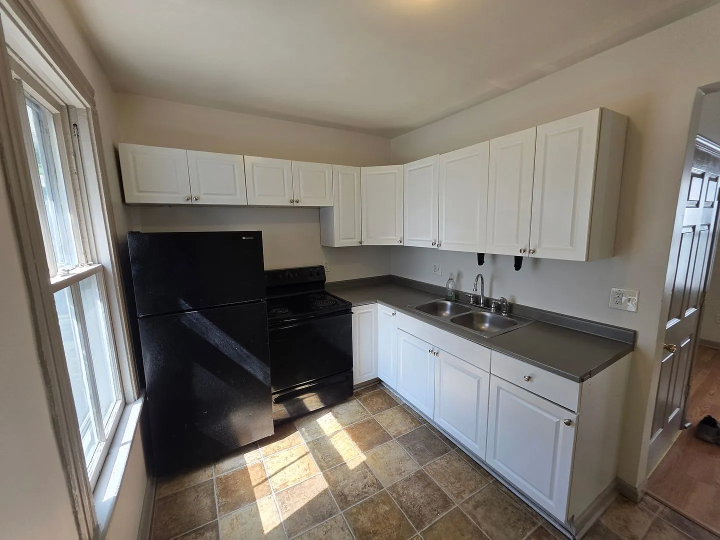 South Wedge U of R Area Large 2 Bedroom Available Soon — Photo 2