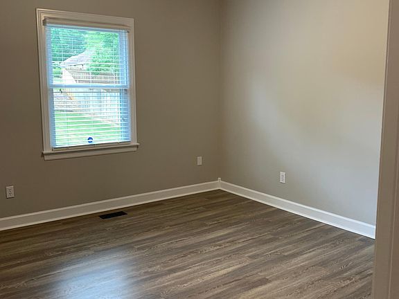 Back Bedroom
11' 7 x 11' 10