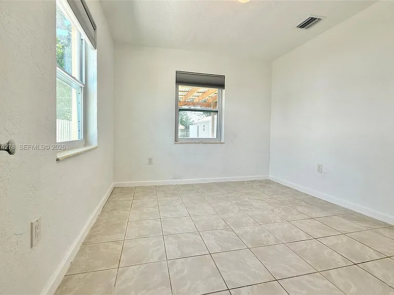 2318 Dewey St — Photo 12